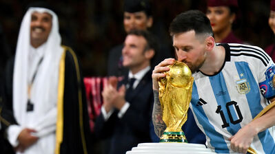 Chiêm ngưỡng hình nền Messi Trophy Kiss này để cảm nhận được niềm đam mê và nhiệt huyết của siêu sao bóng đá này trong những giây phút đỉnh cao của sự nghiệp.